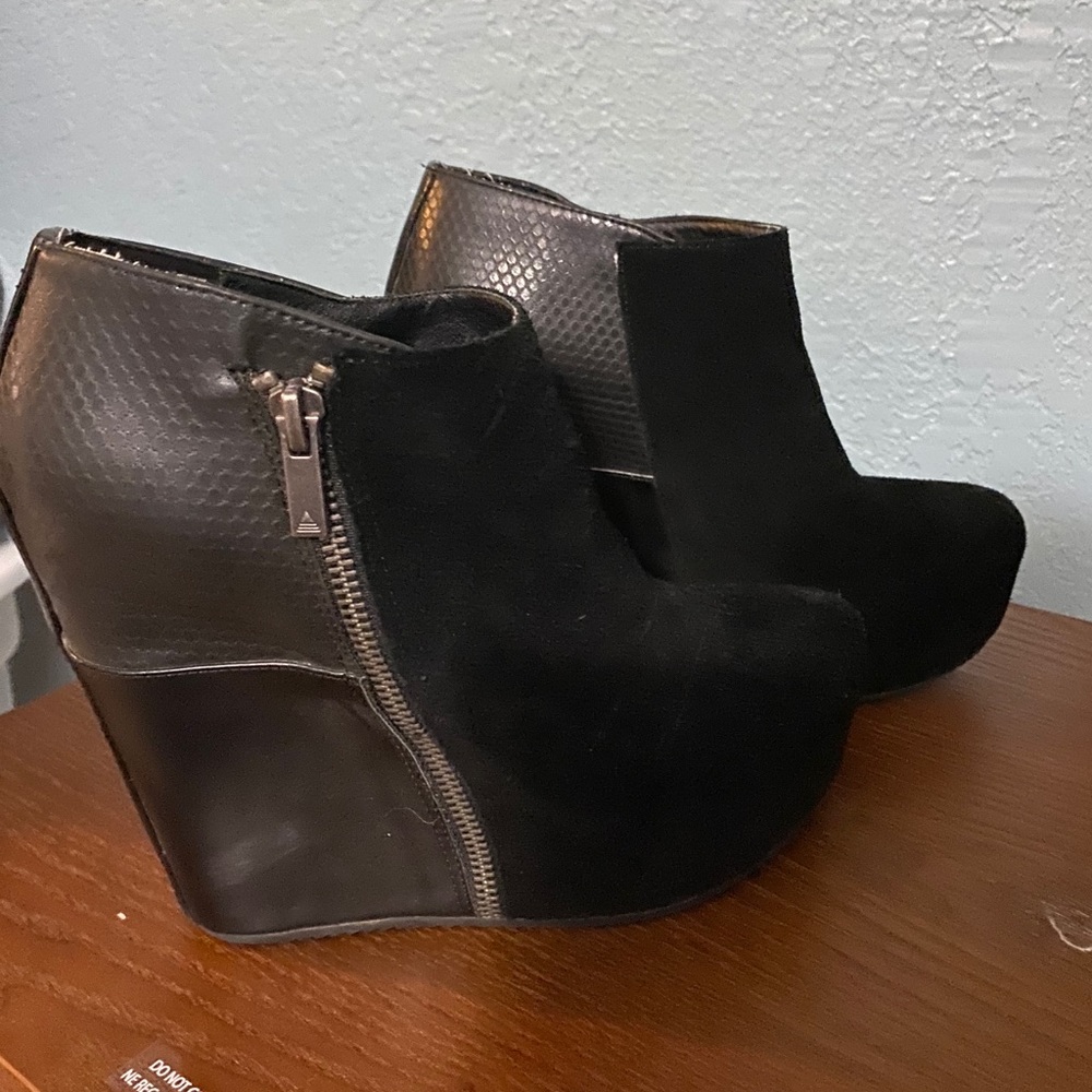 Aldo size 7 platform suede boots